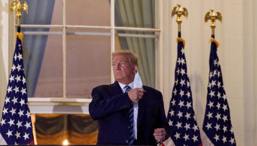 As the President arrived, he immediately pulled off his mask for a photo op, once again recklessly downplaying his illness